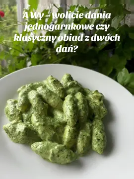 🥔🌱 Kopytka ze szpinakiem w sosie śmietanowo-serowym – szybkie danie z jednej patelni! Idealne, gdy chcesz coś ogarnąć na szybko, a ma smakować jak domowy obiad 💛 👉 Przygotowanie: 	1.	Podsmażam kopytka na patelni. 	2.	Dorzucam mrożony szpinak (nie trzeba go rozmrażać!). 	3.	Gdy szpinak zmięknie – dodaję serek topiony, biały serek delikatny i przyprawy: sól, pieprz, czosnek, oregano. 	4.	Całość podlewam śmietanką 30%. 	5.	Kiedy kopytka zmiękną i wchłoną sos – danie gotowe! ✨ Jedno danie, jedna patelnia, zero stresu 🙌 A Wy – wolicie dania jednogarnkowe czy klasyczny obiad z dwóch dań? #kopytka #jednogarnkowe #szybkiobiad #comfortfood #aniaogarnia 