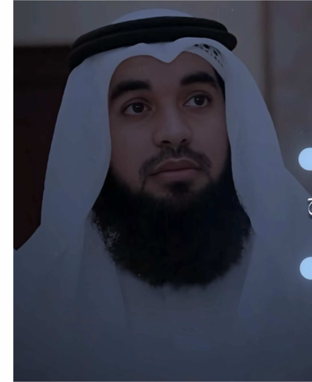 ﴿إِنَّ ٱللَّهَ وَمَلَٰٓئِكَتَهُۥ يُصَلُّونَ عَلَى ٱلنَّبِىِّ ۚ يَٰٓأَيُّهَا ٱلَّذِينَ ءَامَنُوا۟ صَلُّوا۟ عَلَيْهِ وَسَلِّمُوا۟ تَسْلِيمًا﴾  أخبر عباده بمنزلة عبده ونبيه عنده في الملأ الأعلى؛ بأنه يثني عليه عند الملائكة المقربين، وأن الملائكة تصلي عليه، ثم أمر تعالى أهل العالم السفلي بالصلاة والتسليم عليه؛ ليجتمع الثناء عليه من أهل العالمين: العلوي والسفلي جميعاً. [ابن كثير:٣/٤٨٧] تلاوة لفضيلة الشيخ: محمد بن خليفه الثاقب من سورة الأحزاب. #محمد_الثاقب #سورة_الأحزاب