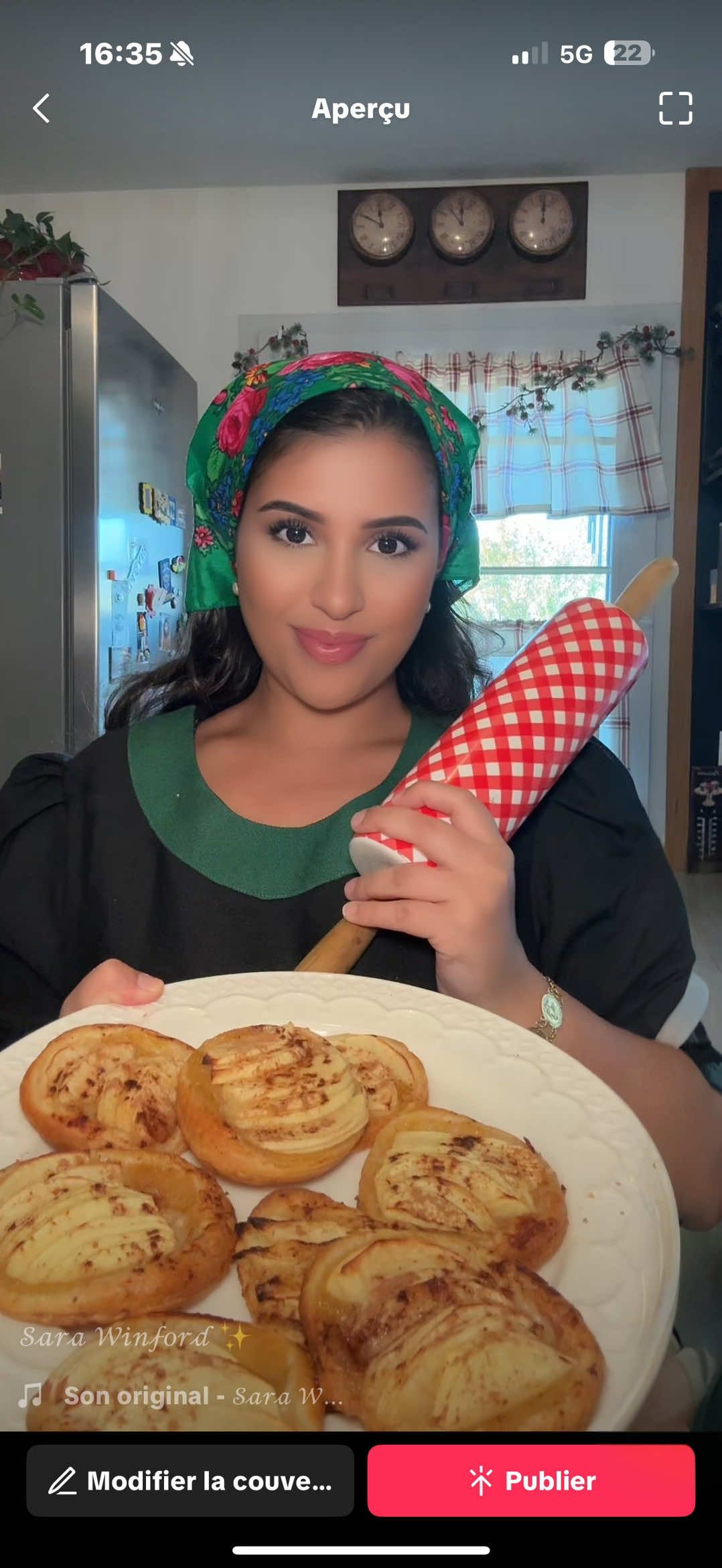Un tablier, quelques pommes, un peu de cannelle… et toute une maison qui s’illumine 🍎✨ Parce qu’au fond, le vrai luxe, c’est de créer des petits bonheurs simples pour ceux qu’on aime.  #Tradwife  #Vintagelife  #recettefacile  #tiktokfrance 