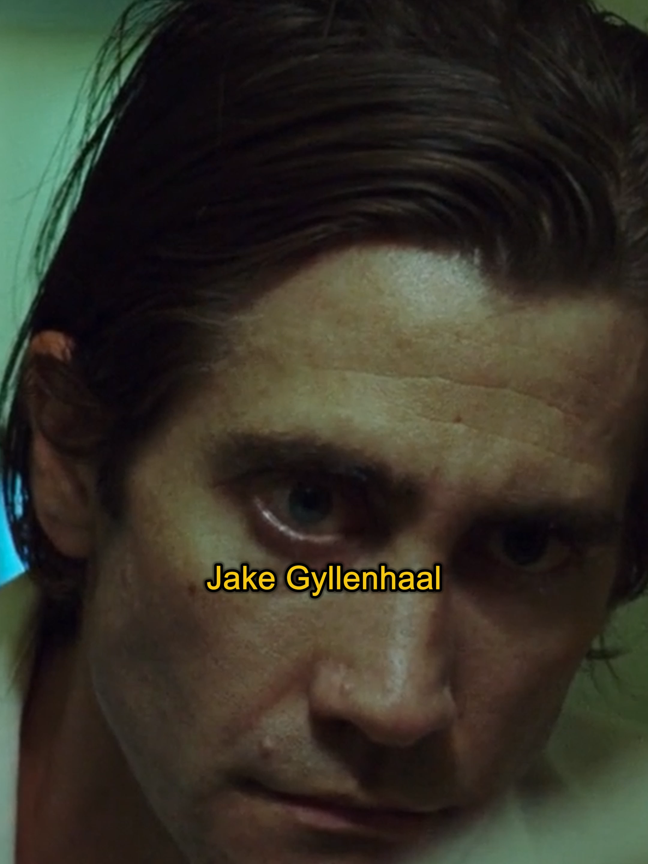 Primicia mortal (2014) Dir. Dan Gilroy Un thriller nocturno donde Jake Gyllenhaal se luce como Lou Bloom, un hombre capaz de todo con tal de conseguir la nota perfecta. Armado con una cámara y sin escrúpulos, convierte la tragedia ajena en un negocio. La película funciona como un retrato brutal del periodismo sensacionalista y de nuestra propia fascinación por el morbo. Con atmósfera oscura, tensión constante y una actuación descomunal, es de esas historias que incomodan pero no podés dejar de mirar. Está disponible en Prime Video, Apple TV, Amazon Video y Claro Video. #PrimiciaMortal #Nightcrawler #JakeGyllenhaal #DanGilroy #Thriller #Películas #Peliculas #Reseñas #Recomendaciones