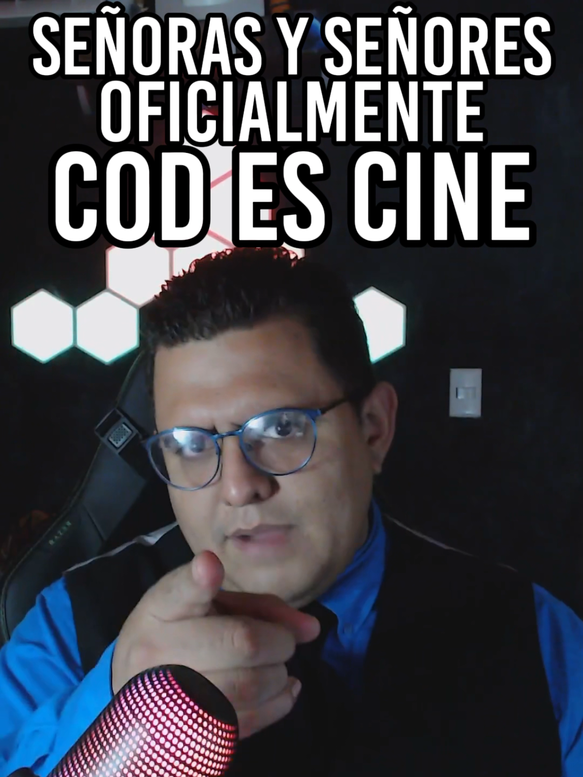 Oficialmente Call of Duty es cine  🎬💣  Sí, escuchaste bien: Activision y Paramount confirmaron oficialmente que están trabajando en una película basada en la franquicia de disparos más popular del planeta, prometiendo una experiencia “auténtica y emocionante” para fans de toda la vida y nuevos espectadores. El anuncio suena épico… pero también deja dudas enormes 🤔. Porque, seamos sinceros, ¿cuál de todas las versiones de CoD veremos? ¿La Segunda Guerra Mundial? ¿La Guerra Fría? ¿La guerra de El Salvador? ¿O nos mandarán directo al espacio con jetpacks incluidos? 🚀 La promesa de un “universo cinematográfico de Call of Duty” suena ambiciosa, casi como si quisieran armar su propio MCU.  Y ojo, no olvidemos que la mayoría de jugadores de CoD apenas tocan la campaña y van directo a las rachas de bajas online 🎮🔥, así que la gran pregunta es: ¿realmente hay audiencia suficiente para llenar salas de cine? Paramount asegura que abordarán la cinta con el mismo compromiso que Top Gun: Maverick (lo cual es decir MUCHO), pero los fans aún recuerdan fiascos como Warcraft o la cancelada película de Splinter Cell. En resumen: podría ser cine o el headshot más caro de Hollywood 💥🎥. #Gamer #Callofduty #Pelicula #hollywood #gamerdenacimiento 