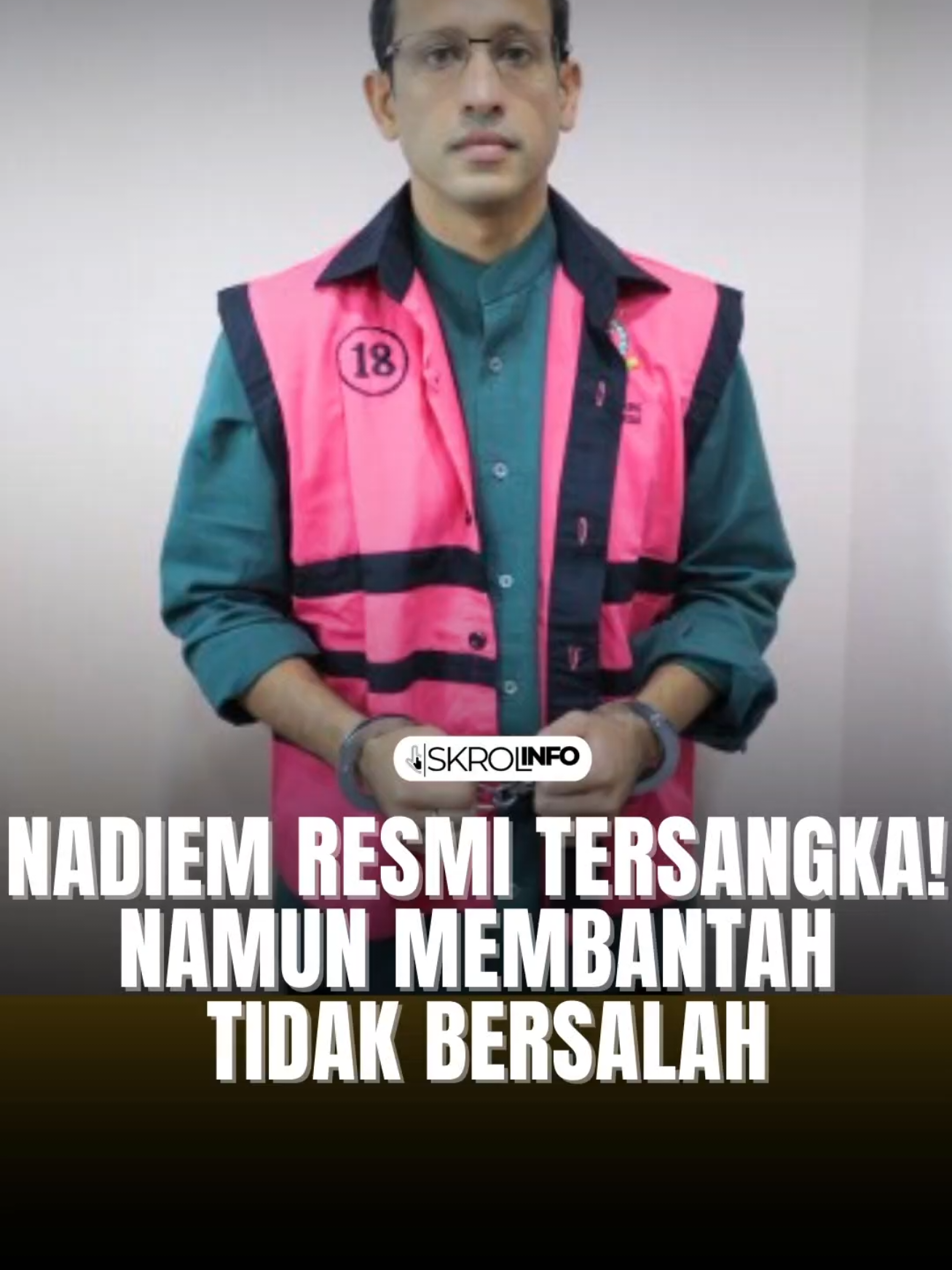 Nadiem Makarim Resmi Tersangka Kasus Korupsi Laptop Chromebook! Mantan Mendikbudristek, Nadiem Anwar Makarim, kini berstatus tersangka atas kasus dugaan korupsi pengadaan laptop Chromebook di Kemendikbudristek periode 2019–2022. Kerugian negaram diperkirakan mencapai hampir Rp 2 triliun. Dia langsung ditahan di Rutan Salemba oleh Kejaksaan Agung dan akan menjalani penahanan selama 20 hari.⁣ Penampilan Nadiem terlihat ditahan dengan baju tahanan dan borgol. ⁣ Sebelum dibawa ke sel, Nadiem menyampaikan bantahannya secara tegas: “Saya tidak melakukan apa pun. Tuhan akan melindungi saya, kebenaran akan keluar… bagi saya integritas nomor satu… Allah akan melindungi saya.” ⁣ Status tersangka ini muncul setelah penyidik memeriksa sekitar 120 saksi dan 4 ahli.⁣ Sumber: detik  --- ⚡Follow @skrolinfo biar nggak FOMO! 🎯 Info scrollable, relatable, penuh fakta & opini buat netizen cerdas. Skrol dulu, baru ngerti. --- #NadiemMakarim #Korupsi #KasusLaptop #BreakingNews #BeritaTerkini 