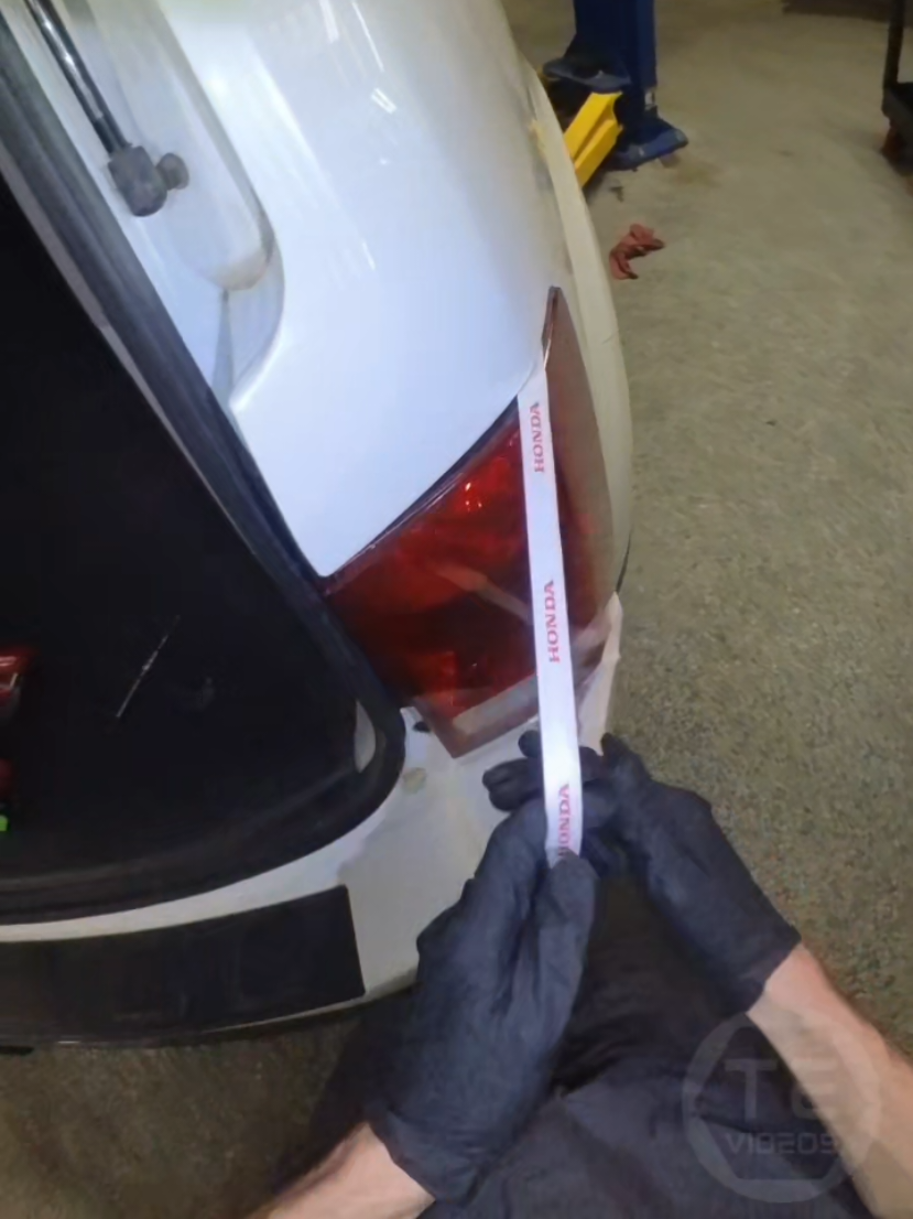 Quick Tip For Removing Taillights 👀👌 #hondapilot #tailight #brakebulb #techtip 