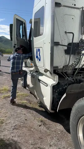 Entrega de jaula ganadera Wilson Silver Star 2006 de 50 pies. Se fue pa’ NL. Que Chalino la acompañe… #ganado #transporte #truck #dji #trailero                       