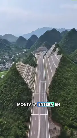 La autopista Liuzhi-Anlong en China que fue construida cortando a través de una montaña #china #construction #motorway #guizhou #mountain 