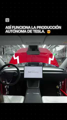 Esta es la planta de Tesla en Berlín, donde cada coche está en movimiento de forma autónoma durante la línea de producción. Para luego terminar en el parking esperando ser cargado para su transporte a su punto de entrega final.