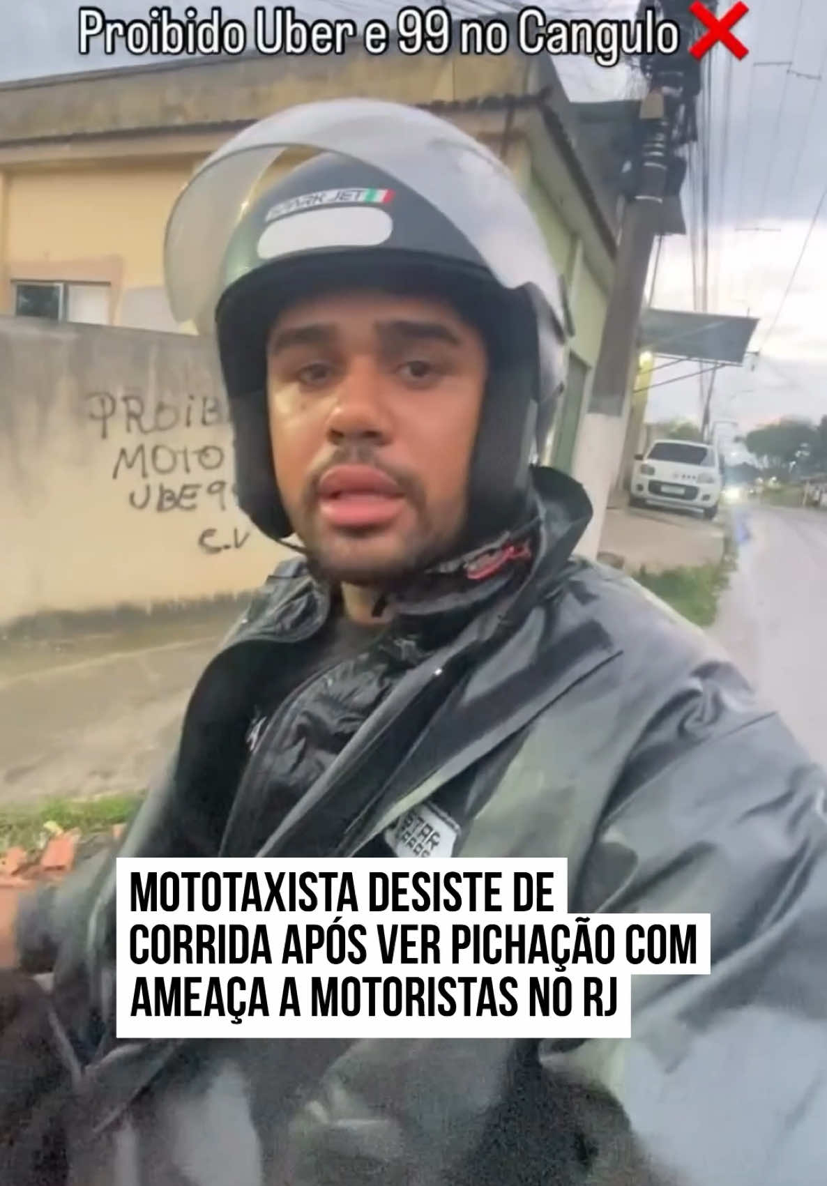 Um vídeo gravado por um mototaxista tem gerado debate nas redes ao expor os perigos enfrentados por motoristas de aplicativo no Rio de Janeiro. Durante uma corrida, ele precisou interromper o trajeto ao perceber que o destino final era dentro da comunidade do Cangulo, em Duque de Caxias onde pichações alertavam que a entrada de motoristas por app estaria proibida por ordem de f4cções. No vídeo, o trabalhador faz um apelo direto: que moradores evitem solicitar corridas para áreas de risco, reforçando que a prática pode colocar vidas em perigo. O relato repercutiu nas redes e outros motociclistas compartilharam histórias semelhantes em diferentes comunidades da Região Metropolitana do Rio. #TikTokNotícias 📹 ligeirosdoasfalto (ig) | @myhoodbr