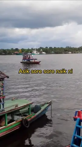 Wisata Perahu Menyusuri Sungai Kalimantan Selatan, Indonesia 
