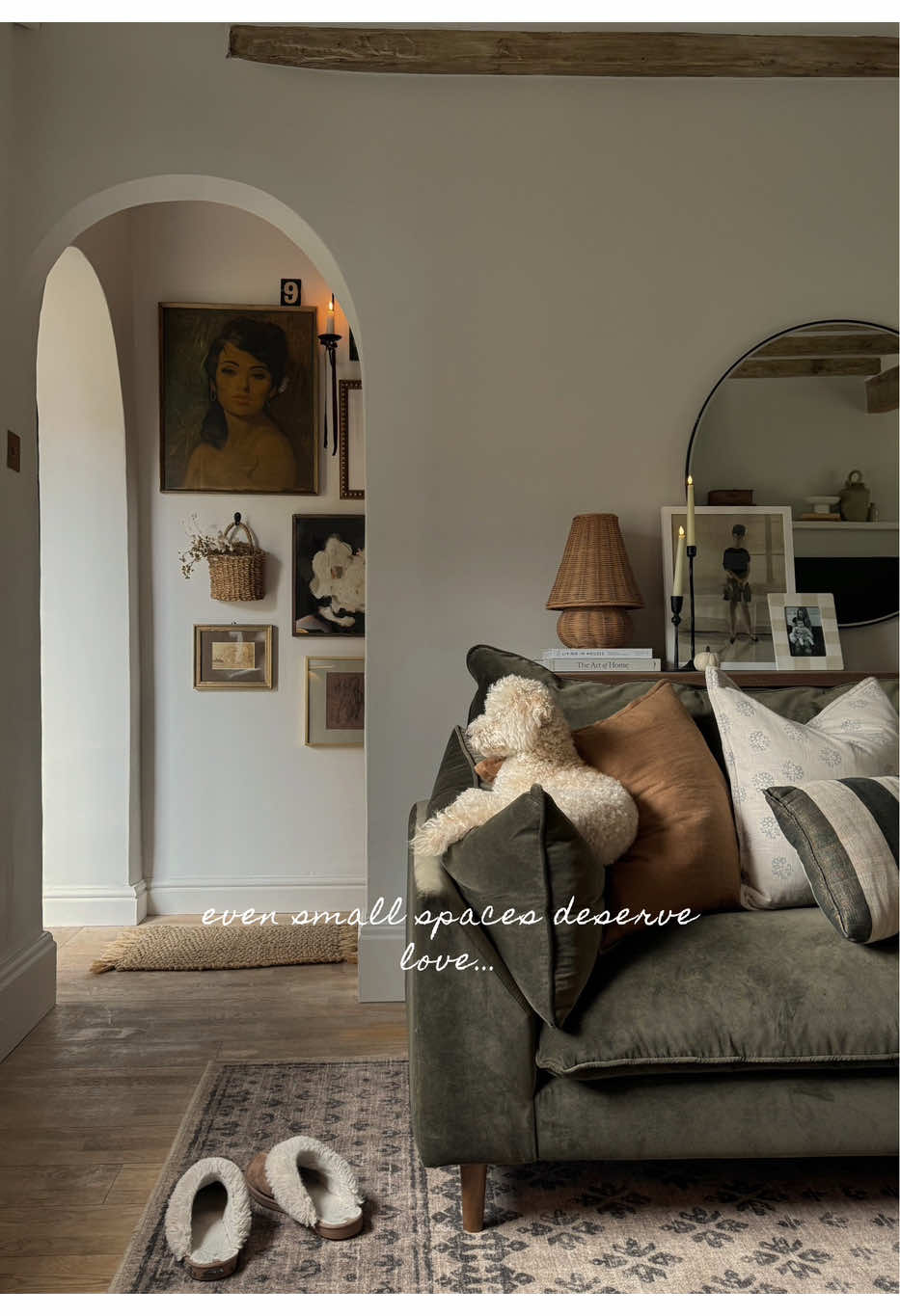 Little vestibule glow up ‘cos even tiny spaces create love🥰✨👌 #homedecor #cottagecore #gallerywall #entrywaydecor #modernvintage 