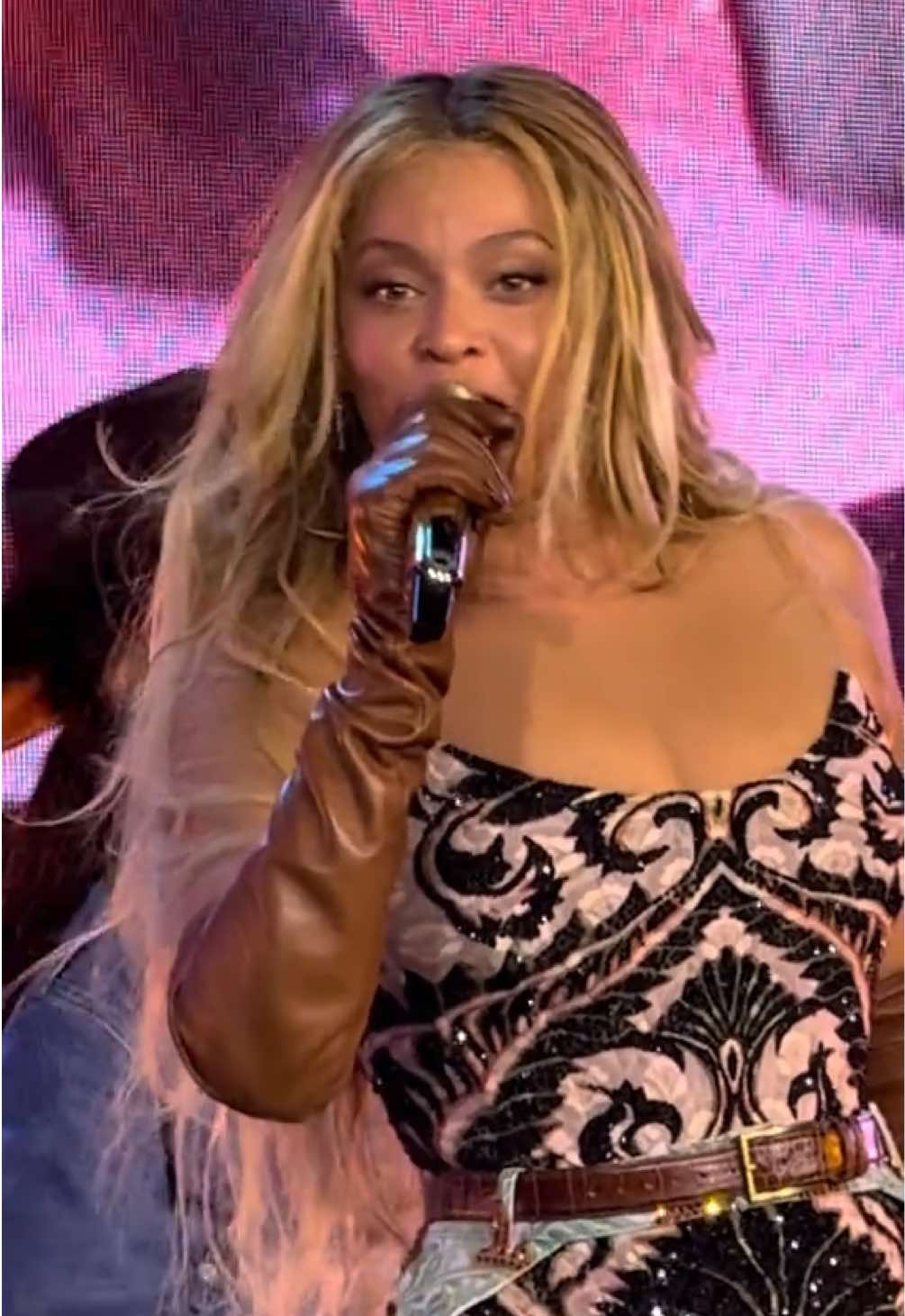 TASTES LIKE HONEY. #beyonce #cowboycarter #cowboycartertour #fyp #sweethoneybuckin 