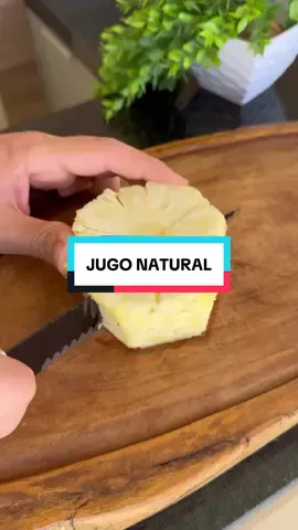 🥤 ¿A qué edad descubriste este jugo natural tan poderoso? ✨ Solo necesitas: 🍍 Piña 🥒 ½ pepino 🥕 1 zanahoria 🍋 Zumo de un limón 💧 1 vaso de agua 👉 Beneficios: ✅ Ayuda contra el hígado graso ✅ Elimina cálculos renales e infecciones urinarias ✅ Favorece la salud renal y la circulación ✅ Desinflama y fortalece tus defensas Tómalo unas cuantas veces por semana y notarás más energía, mejor digestión y un cuerpo más ligero. 👉 Comenta JUGO si lo vas a probar y síguenos para optimizar tu salud. #jugo #remedios #salud #consejos #vidasana 