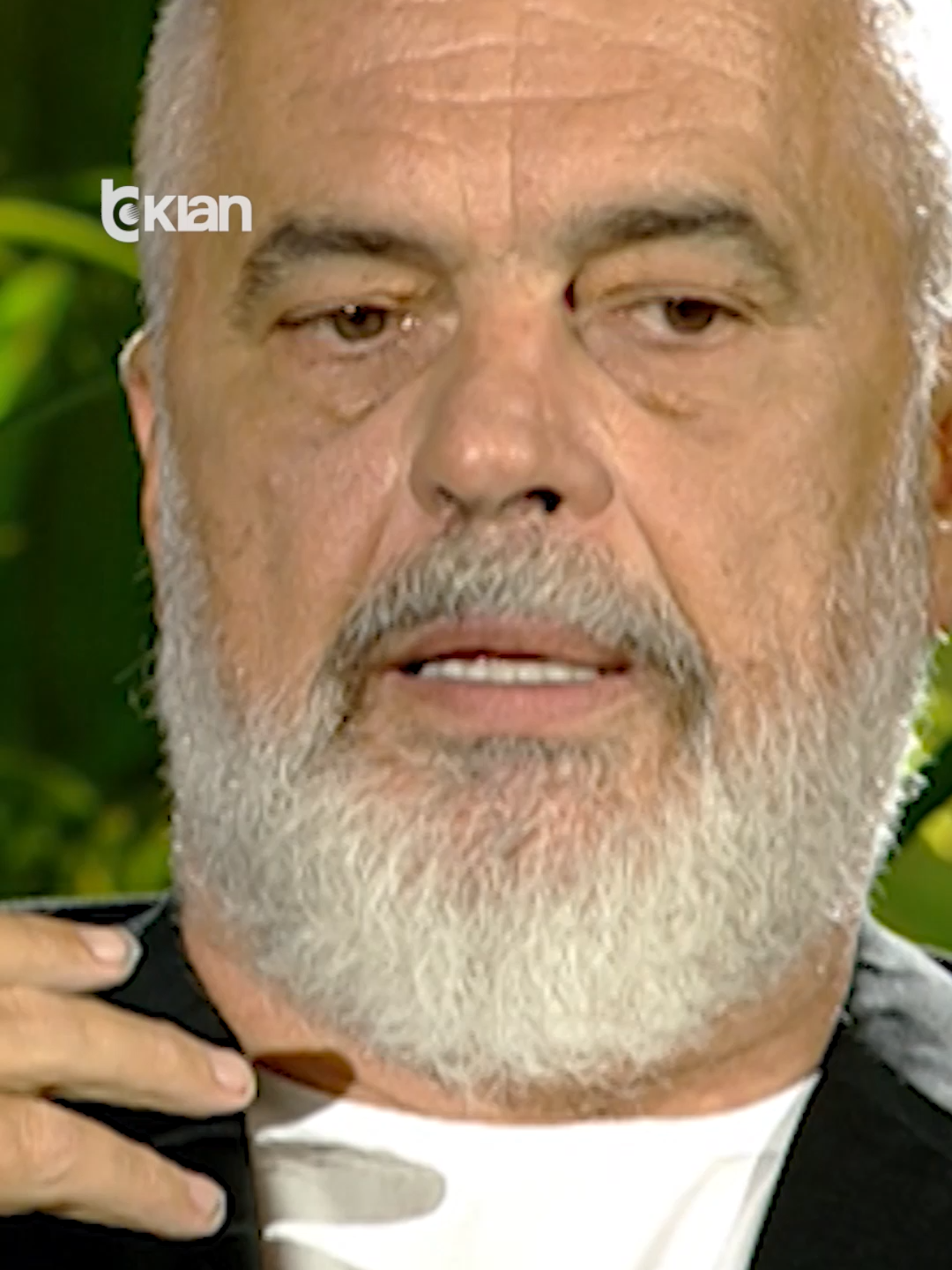 Rama, i (pa)kënaqur me sezonin turistik: Investuesit duhet të bëjnë plan biznesi se pas 3 vitesh do të qajnë Sezoni i ri i emisionit “Opinion” në Tv Klan është çelur me kryeministrin Edi Rama për të trajtuar një sërë temash që kanë mbizotëruar verën e këtij viti, por edhe çfarë do të ndodhë në vijim. I ndalur te sezoni turistik, Rama u pyet nga gazetari Blendi Fevziu nëse është i kënaqur nga rezultati i këtij viti. Videon e plotë e gjeni në kanalin e YouTube ▶️ RTV KLAN #TvKlan #Opinion #BlendiFevziu