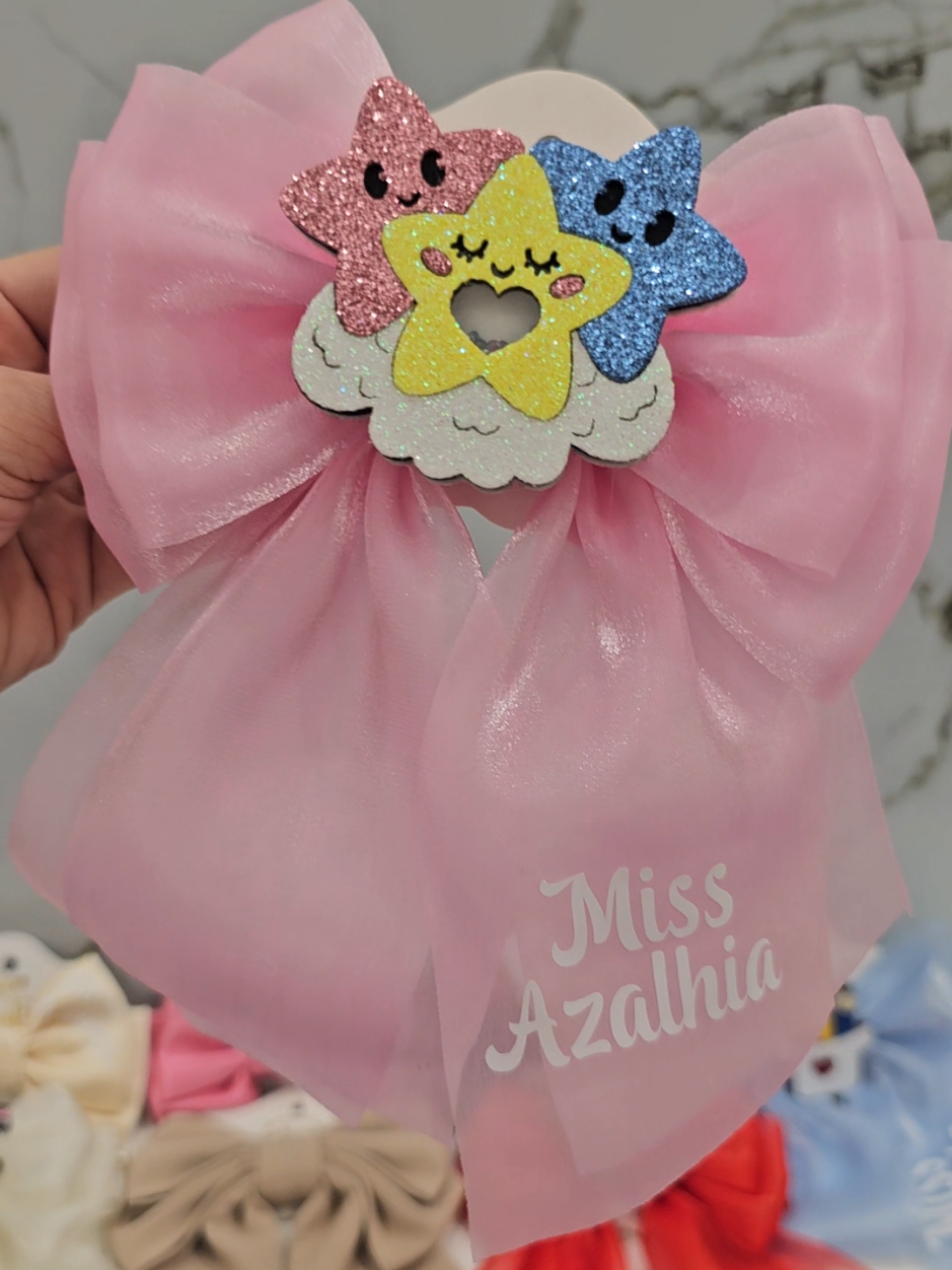 ¡Miren qué chulada de moños de la Maeta de Primero! 👩🏻‍🏫😍 Son de @socute!bymaribelrobles 🙌🏻 #MissAzalhia #maestra #viral #fyp #miss 