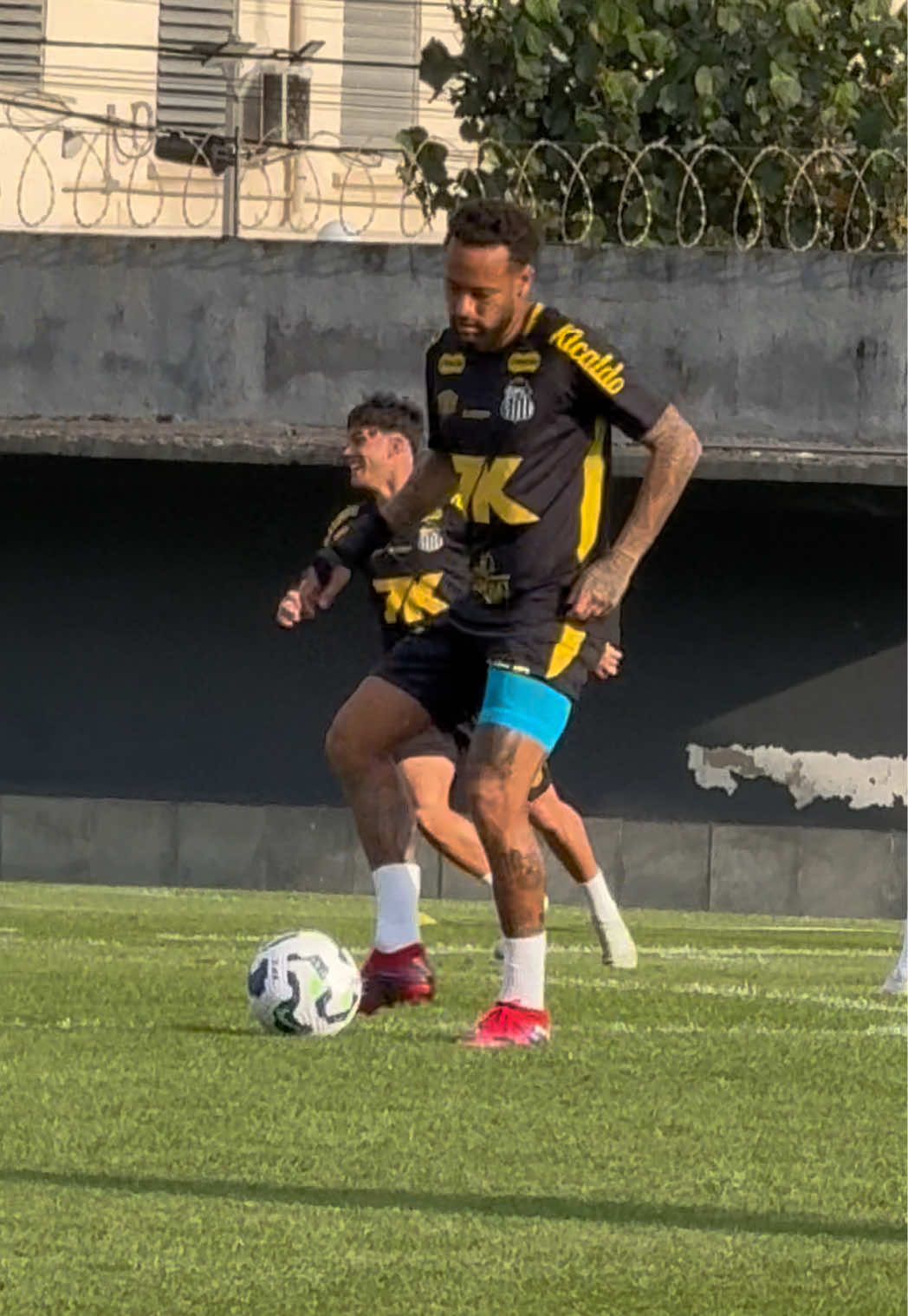 O Príncipe #Neymar no aquecimento do segundo período! ⚪️⚫️ #Santos #SantosFC #TikTokEsportes #NeymarJr 