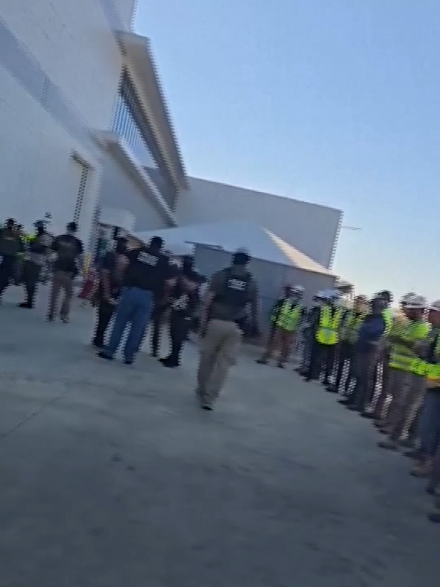 🚨 #NoticiaEnDesarrollo | Agentes federales y de inmigración están llevando a cabo este jueves un operativo en una planta de Hyundai en Georgia. La compañía automotriz confirmó a NBC News, cadena hermana de Noticias Telemundo, la presencia de agentes en el sitio conjunto de LG Energy Solution y Hyundai, en el condado de Bryan. La planta, ubicada en el pueblo de Ellabell, a unas 28 millas al oeste de la ciudad de Savannah, emplea aproximadamente a 1,400 personas. Lee más en el enlace anclado.