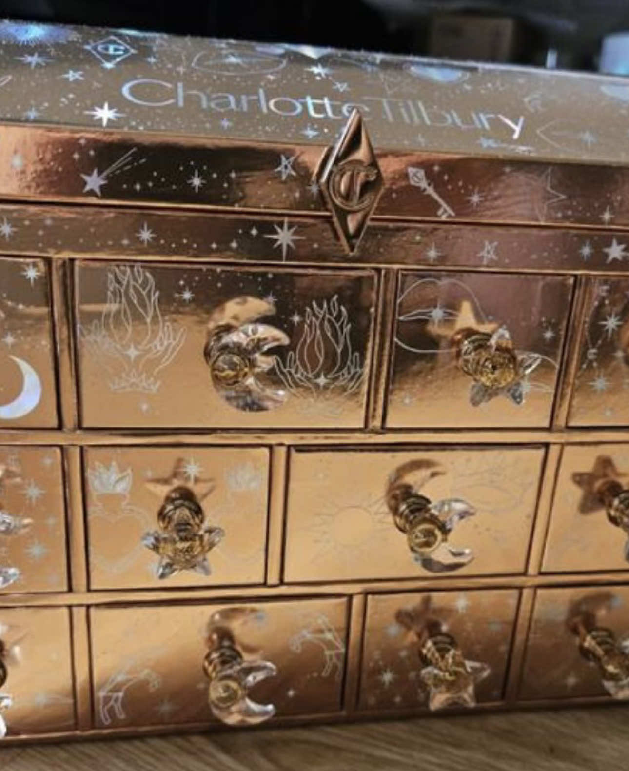 ✨ First look at the Charlotte Tilbury Advent Calendar 2025! ✨ Check out the full product list:  🔸Charlotte Tilbury Lip Cheat in Pillow Talk Full Size worth £22 🔸Charlotte Tilbury Collagen Lip Bath in Pillow Talk Full Size worth £27 🔸Charlotte Tilbury Exagger-Eyes Volume Mascara Full Size worth £28 🔸Charlotte Tilbury Beauty Light Wand in Pillow Talk Full Size worth £30 🔸Charlotte Tilbury Rock ‘n’ Kohl in Barbarella Brown Full Size worth £30 🔸Charlotte Tilbury Charlotte’s Magic Cream 15ml 🔸Charlotte Tilbury Charlotte’s Magic Serum Crystal Elixir 10ml 🔸Charlotte Tilbury Charlotte’s Magic Hydration Revival Cleanser 30ml 🔸Charlotte Tilbury Airbrush Flawless Setting Spray 🔸Charlotte Tilbury Tilbury’s K.I.S.S.I.N.G lipstick in 90s Pink 🔸Charlotte Tilbury Lip Cheat in Walk of No Shame 🔸Charlotte Tilbury Matte Revolution lipstick in Walk of No Shame All photos are publicly available online, with credits to the original creators.