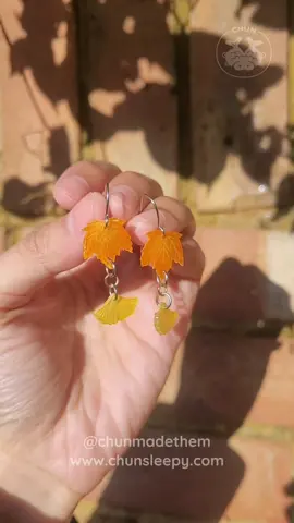 Hey makers 💕 I designed 8 autumn leaf templates just for you! Print them out, trace onto shrink plastic and turn them into jewellery or keychains. These downloads are waiting on my Patreon, come join us🍂✨ #ShrinkPlastic #DIYJewelry  #FallJewelry #AutumnLeaves #cottagecore 
