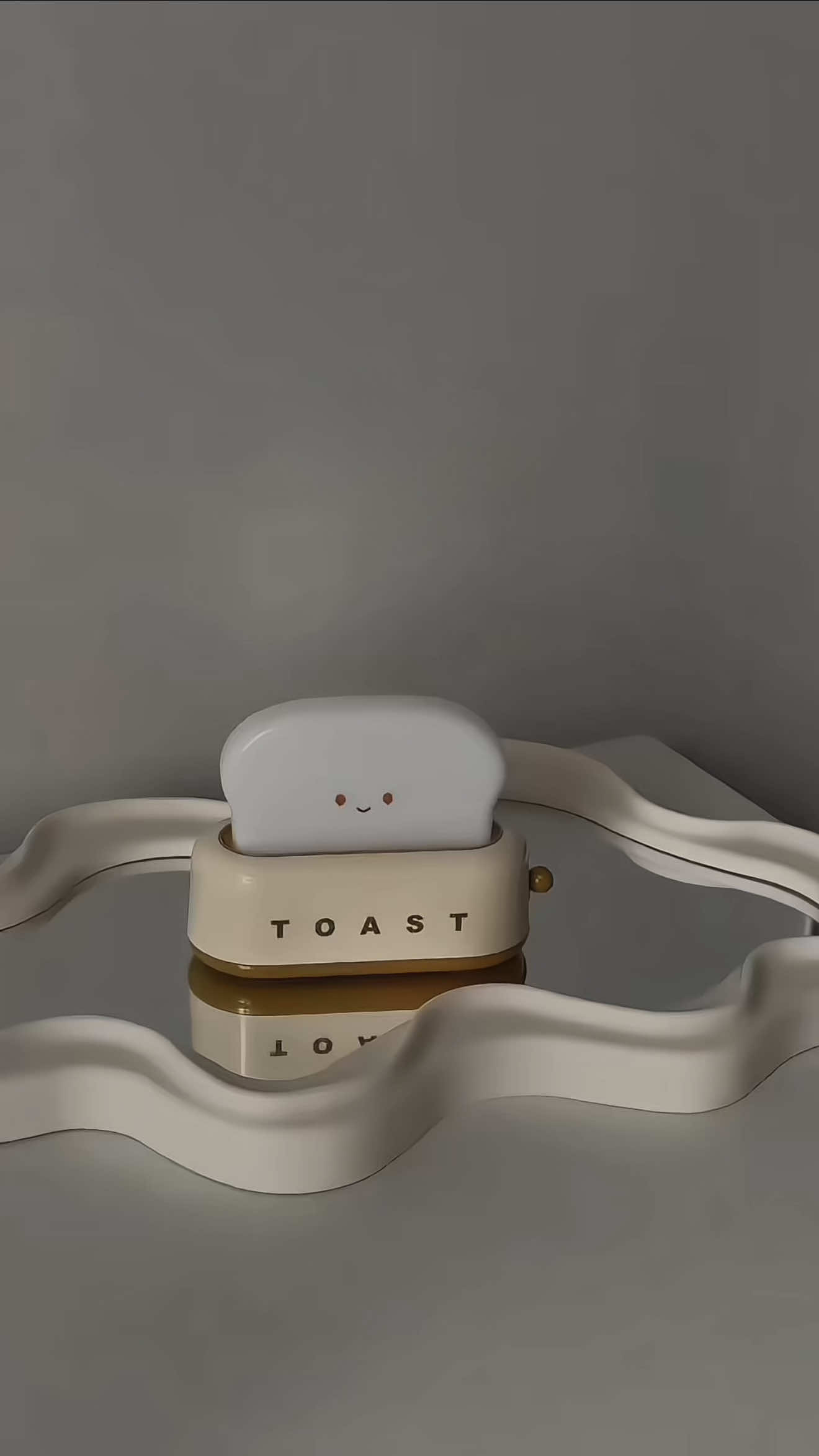can’t get over how cozy this mini toast lamp makes my room feel 💫 #toastlamp #cutelamp #desksetup 