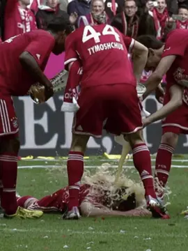 When Ribery got the beer shower 😅 || #ribery #bayernmunich #beer #footballtiktok #fyp 