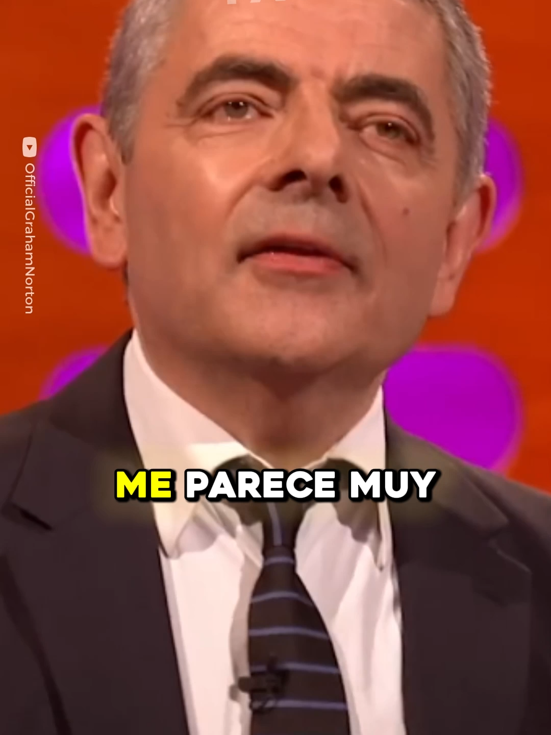 Cuando un FAN no reconoció a Mr. Bean #español #rowanatkinson #curiosidades #hollywood 😱 Un fan se encontró con Rowan Atkinson y dijo que se parecía a Mr. Bean… ¡sin darse cuenta que estaba frente al verdadero Mr. Bean! 🤯😂 🎥: OfficialGrahamNorton ______________________________________ Este video es solo para entretenimiento. Las voces fueron grabadas por humanos y luego imitadas por IA.