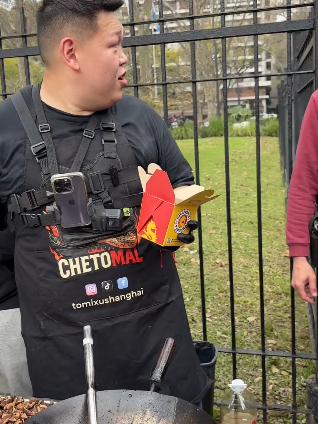 Salimos a cocinar y regalar comida asiática en la calle y NOS SACÓ LA POLICÍA 😱🥲 Por suerte armamos rápido las cajas que pudimos y le entregamos a la gente una cajita china para comer! Qué opinas de lo que paso? 👀 Somos Shanghai Express 🇨🇳 el 1ER FAST FOOD DE COMIDA CHINA de toda la Argentina 🐉 Con los mejores productos de la gastronomía china y a un tiempo excepcional 🚀 ー TE ESPERAMOS EN 📍Thames 747 📍Almirante Segui 1684