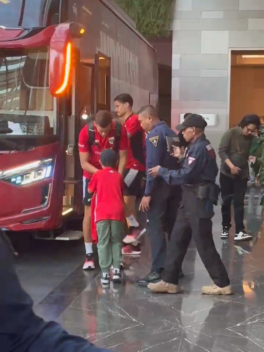 so happy to see you capt @jayidzes @timnasindonesia 😍 thank u so much,enjoy in Surabaya ❣️ #timnasindonesia #fifamatchday #fyppppppppppppppppppppppp 