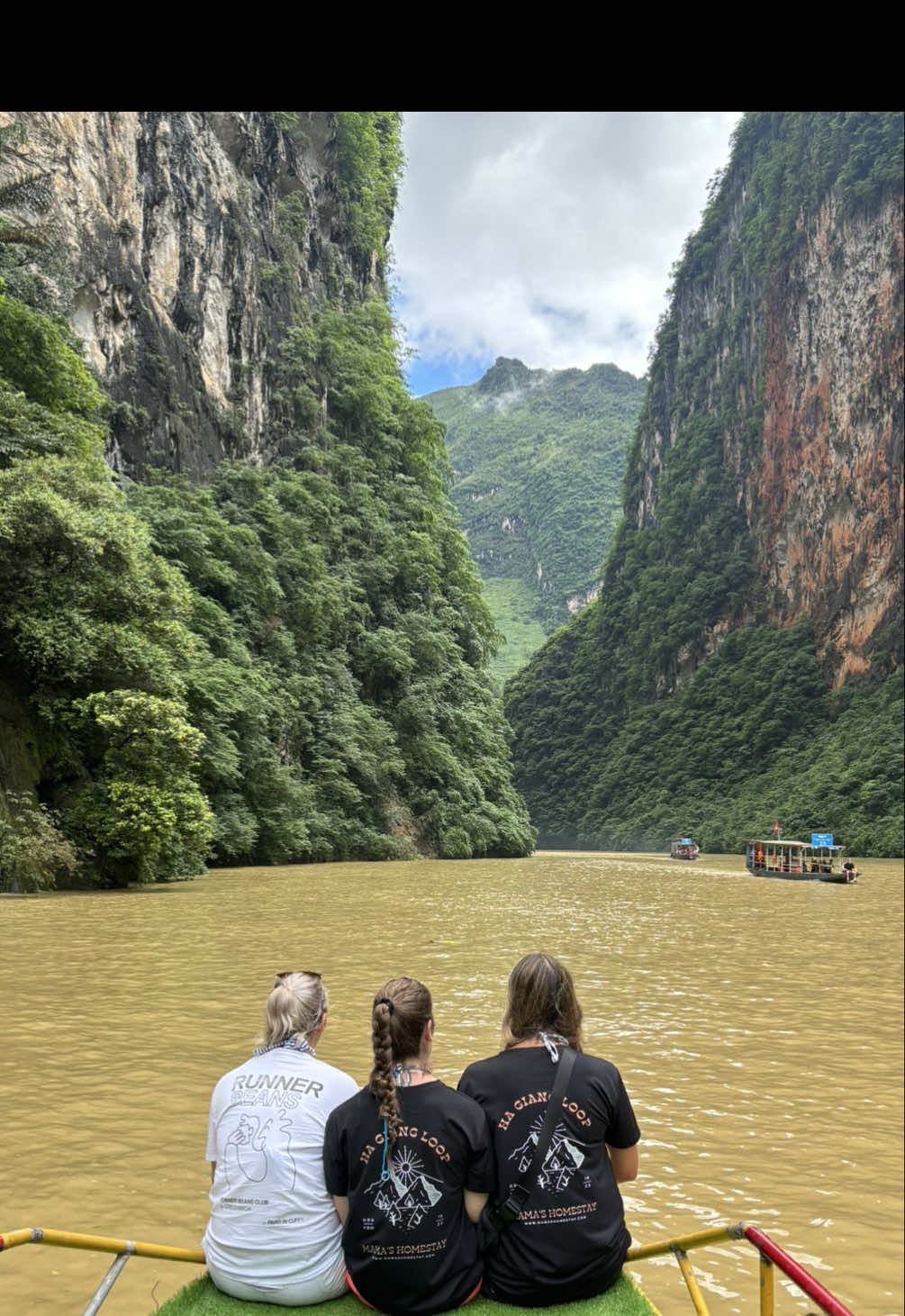 Who was jamming the hardest on the loop?  #hagiangloop #mamashomestay #vietnam #meganmaroney #eltonjohn       