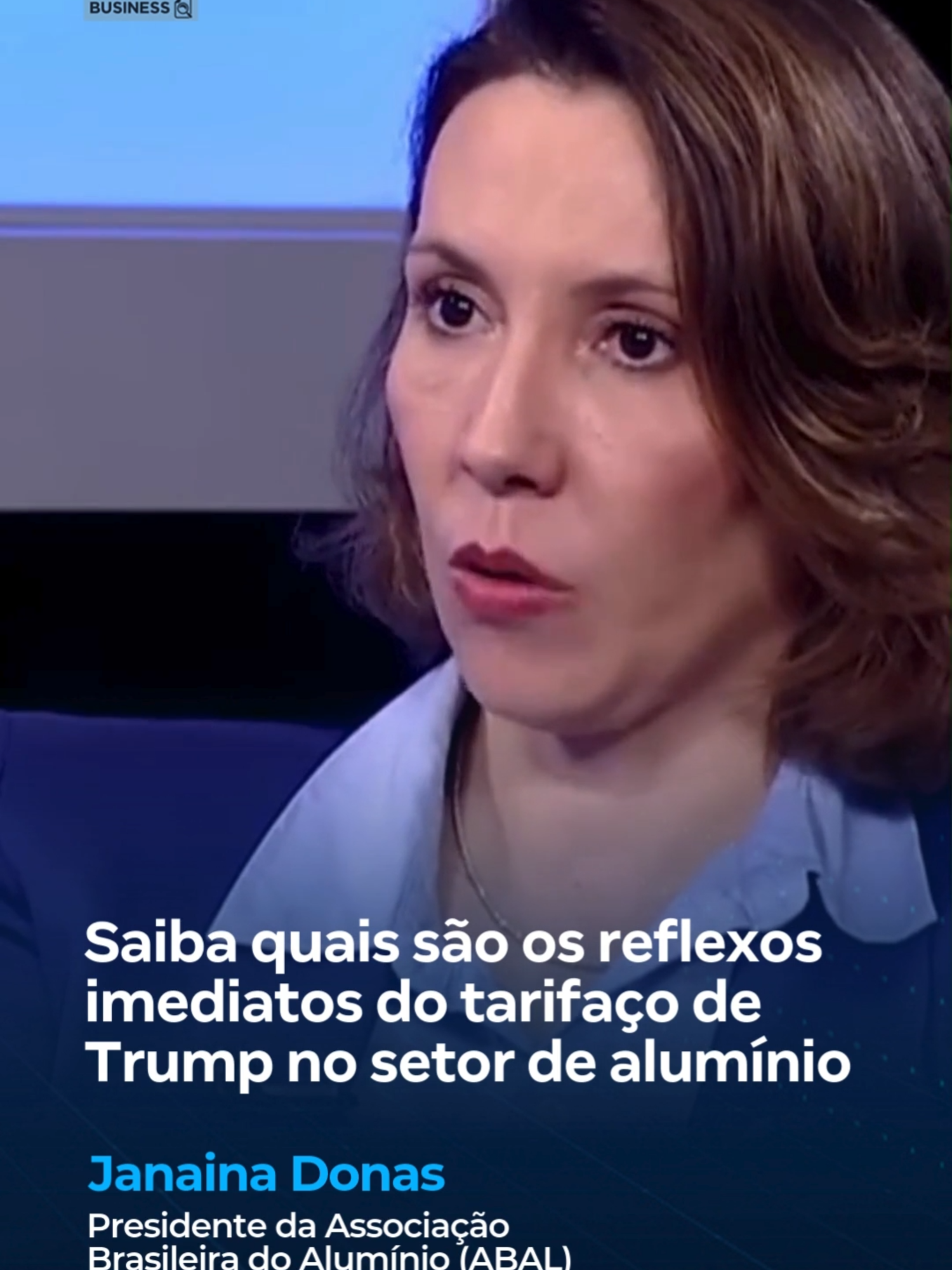 O setor de alumínio, um dos primeiros a serem atingidos pelas sobretaxas impostas por Donald Trump, prevê perdas superiores a R$ 1 bilhão em 2025. Somente no primeiro semestre, as exportações para os Estados Unidos recuaram aproximadamente 25%.  No #JRBusiness desta semana, a presidente da Associação Brasileira do Alumínio (ABAL), Janaina Donas, detalhou os reflexos imediatos do tarifaço para a indústria nacional e apresenta as estratégias em estudo para reduzir os impactos da medida americana. 👉 Veja a entrevista na íntegra no @portalr7, no @recordplus e nas plataformas digitais do #JornalDaRecord #JR24H