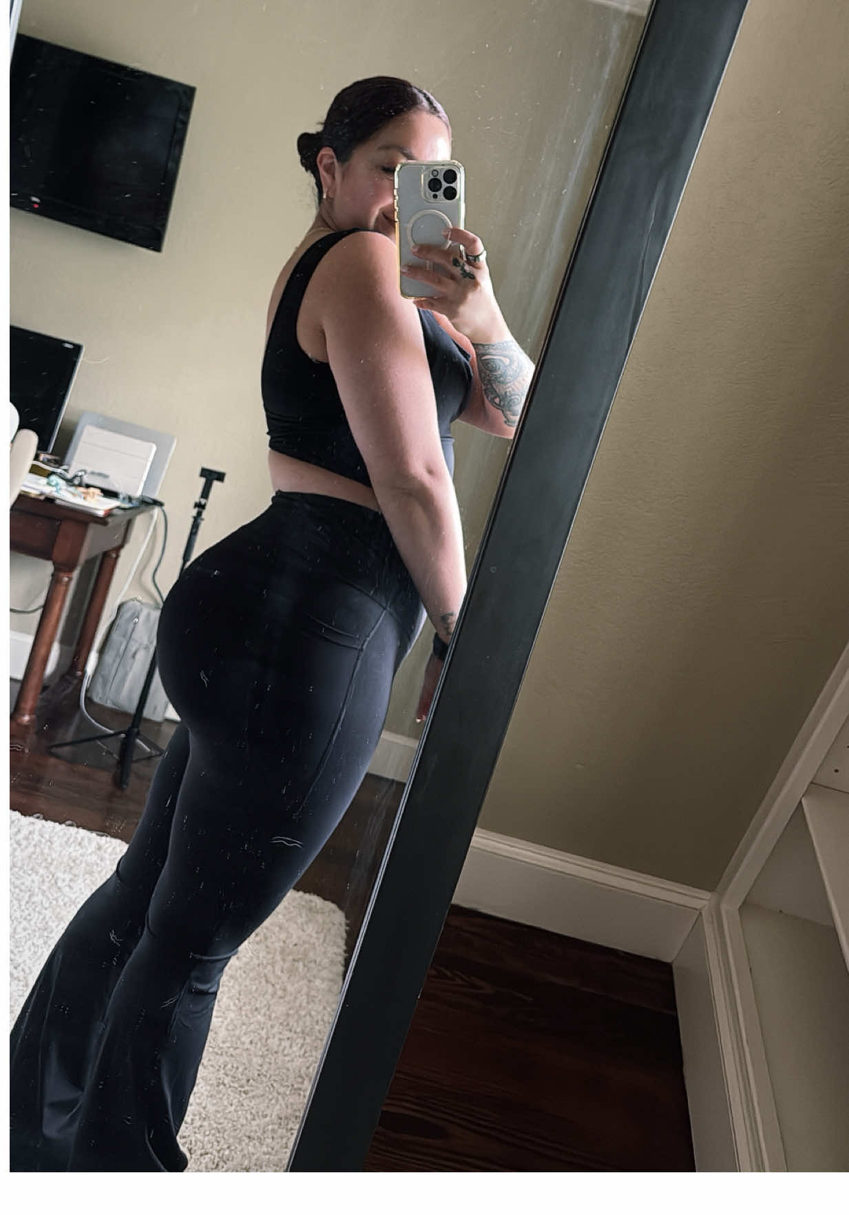 TikTok picked this audio for me and I like it. Hahaha anyways, this whole outfit is linked in my showcase!! I’m loving these leggings- yummy control w/ a booty lift? And it has POCKETS. Add it to your cart bestie!❤️ #halaraleggings #halara #tummycontrol #curvytiktok #smallcontentcreator 