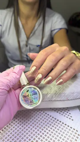 Vocês me perguntaram e é claro que eu vim compartilhar com vocês! É o esmalte da @Real Beleza Cosméticos nº2, um tom incrível que ganha ainda mais charme com o efeito magnético. 💖 Eu amo quando vocês se interessam pelos esmaltes que uso, porque assim posso trazer sempre mais dicas e inspirações pra vocês! #CapCut #naildesigner #unhasdegel #manicure #unhas 