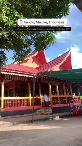 Tradisi Manian adalah sebuah adat yang dilestarikan di Negeri Kailolo dalam perayaan Maulid Nabi Muhammad SAW, yang berfungsi untuk mempererat silaturahmi dan berbagi rezeki antar masyarakat setempat. Tradisi ini berbeda dengan tradisi Ar-ruh (Arroha) yang dilaksanakan di Negeri Pelauw, Kabauw, dan Rohmoni, meskipun keduanya dilaksanakan pada waktu yang sama, yaitu saat Maulid Nabi Muhammad SAW .   Perbedaan Tujuan Tradisi Manian dan Ar-ruh.   - Tradisi Manian: Bertujuan untuk bersalawat kepada Nabi Muhammad SAW, mendoakan Nabi dan keturunannya, menceritakan kisah Syeik Zainal Abidin sebagai penyebar agama Islam di Hatuhaha kepada generasi muda, menjalin silaturahmi, dan berbagi rezeki dalam bentuk makanan . - Tradisi Ar-ruh (Arroha): Bertujuan untuk beramal bagi keselamatan jiwa dan mendoakan umat Nabi Muhammad SAW .   Asal-Usul dan Waktu Pelaksanaan Tradisi Manian.   Tradisi Manian telah ada sejak lama, bermula sejak Syeik Zainal Abidin meninggalkan keluarganya untuk menyebarkan agama Islam. Tradisi ini diadakan untuk mengenang Syeik Zainal Abidin sebagai wali Allah dan ajaran Islam yang berasal dari Nabi Muhammad SAW, yaitu Hablumminallah (hubungan manusia dengan Tuhan) dan Hablumminannas (hubungan manusia dengan manusia).  Pelaksanaan tradisi Manian ini pada  saat datangnya bulan Rabiul Awal (Kelahiran Nabi Muhammad SAW). Waktunya di tentukan oleh para tokoh Agama dan tokoh adat dari berbagai marga yaitu mulai marga Tuanany sebagi marga tuan tanah dan di ikuti oleh marga lainnya yaitu marga Tuanaya, Sahartira, Usemahu, Tuasamu, Tuaputty, Ohorella, Tuatoy, Mahu dan Marasabessy. Tempat pelaksanaanya di masing-masing rumah tauw atau Soa (Rumah Pusaka atau rumah adat) marga-marga yang terdapat di Negeri Kailolo, dan puncak dari acara manian ini berpusat di rumah tauw Masarabessy (Putiiman & Nurlembe). #rabiulawal #mawlidunnabi #manian #kailolo #fypシ 