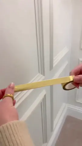 ✨ Já pensou em dar aquele toque de luxo na sua casa sem gastar muito? 💛 Com a Fita Adesiva Dourada Lisa 10M, você transforma paredes, teto e móveis em minutos! 🔥 👉 Clique aqui e veja como usar: https://s.shopee.com.br/40WsjQUvdS 💬 Conta pra mim: você usaria essa fita na parede ou no teto? #fitadourada #decoracaodecasa #decora 