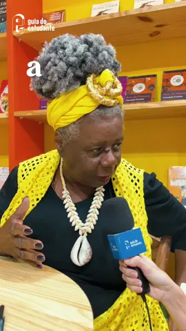 COM A PALAVRA, OS AUTORES ✍️| Já imaginou se você pudesse sentar em um sofá com Jorge Amado para ouvir sobre os personagens de Capitães da Areia e como interpretá-los para o vestibular? Ou então, se pudesse caminhar ao lado de Machado de Assis escutando sobre como ele construiu o mistério da traição (ou não) de Capitu em Dom Casmurro? Escutar os próprios autores falando de suas obras é um baita privilégio – e para quem precisa ler seus livros para o vestibular, uma mão na roda! É por isso que o GUIA DO ESTUDANTE não perdeu tempo e foi ouvir alguns grandes escritores cobrados nas listas de leituras obrigatórias, como Conceição Evaristo, Ailton Krenak e Jeferson Tenório.  A partir desta semana, a cada quinta-feira, você escuta um trecho dessas conversas por aqui.  Elas também estão no e-book Literatura em Foco, disponível para download gratuito no site do Guia do Estudante!  O projeto é um oferecimento do @Poliedro Curso  #Enem #Unicamp #UFSC #fuvest  #booktokbrasil 