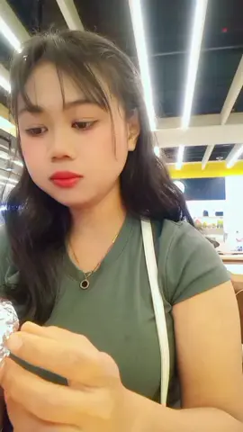 apapun kondisi dan situasinya, makan dulu boloo 🤪🤪🤪 #indonesia🇮🇩 #singapore🇸🇬 #mojangsunda🥰🥰🥰 #fyppppppppppppppppppppppp 