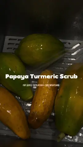 Papaya Turmeric Scrub gently exfoliates dead skin, brightens dark spots, and evens your skin tone for a natural radiant glow🌱💕 #bodaciousbodybeads #fyp #papaya #turmericscrub 