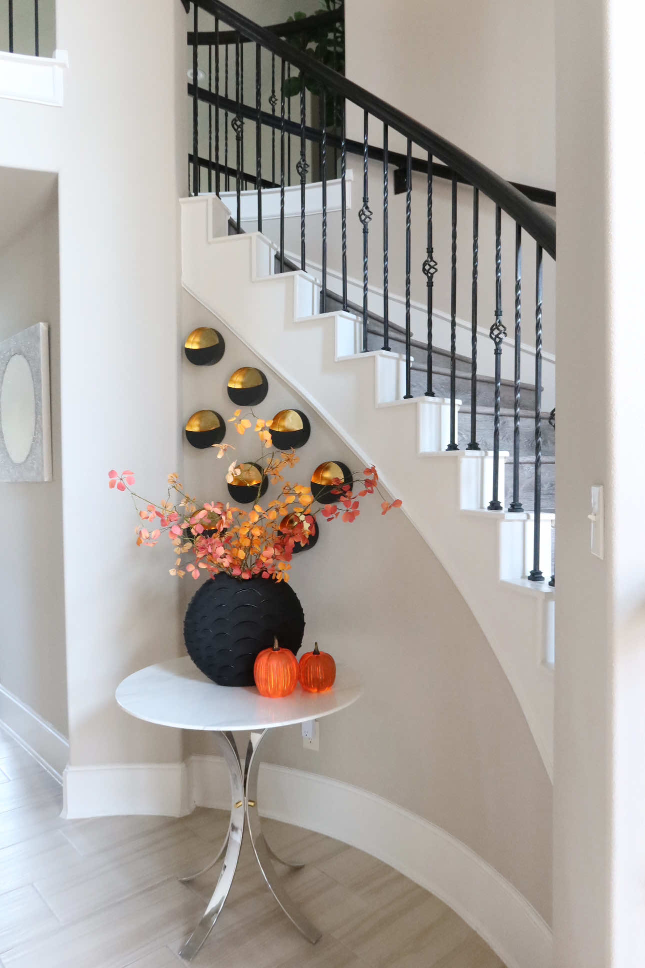 ! If I like it I’ll get it in a different color, and that’s exactly what I did with these gorgeous wall sconces. I had the brass and now I have the black, which matches perfectly with my banister. Living these fall stems and pumpkins too🍂 #entrywaydecor #foyerdecor #wallsconces #fallhomedecor 