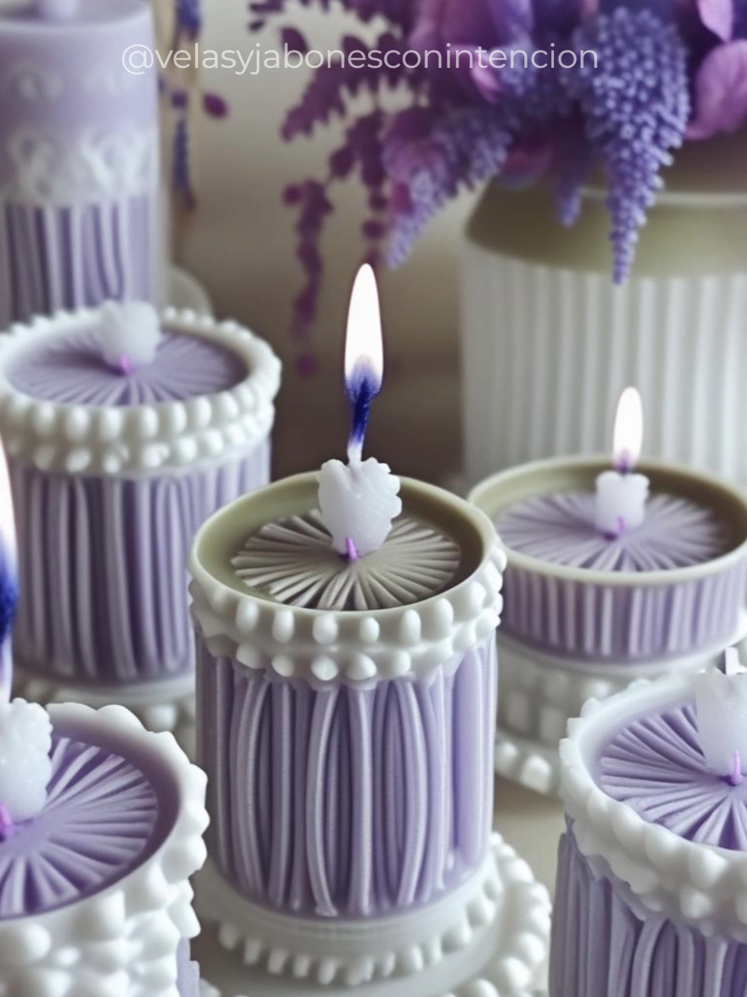 ✨ ¿Sabías que con unos pocos ingredientes puedes hacer tu primera vela artesanal en casa? 🕯️ Lo que parece difícil, en realidad puede ser muy sencillo y hasta relajante. 👉 Cuéntame en los comentarios: ¿alguna vez intentaste hacer velas o es tu primera vez con este mundo? 💬 Y no olvides seguirnos para descubrir más tips.  #velasaromaticas #velasartesanales #cursodevelas #tallerdevelas #jabonesartesanales #emprenderdesde0 #negocioartesanal #manualidades #hazlotumismo #aprendecontiktok