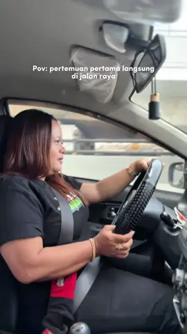 #creatorsearchinsights 🚗💨 POV: Latihan Pertama Langsung di Jalan Raya Deg-degan? Pasti. Tangan kaku, mata fokus, hati campur aduk. Tapi justru di sinilah mental diuji—belajar menghadapi kendaraan lain, atur feeling, dan percaya diri di balik kemudi. ✨ Ingat, semua pengemudi pernah jadi pemula. Yang penting tetap tenang, ikuti arahan, dan jangan lupa tarik napas. Siap nggak siap, di jalan raya lah skill nyetir sebenarnya mulai terbentuk! #kursusstirmobiljogja #kursusstirmobiljogjairwan #irwandrivingcourse #fyp 