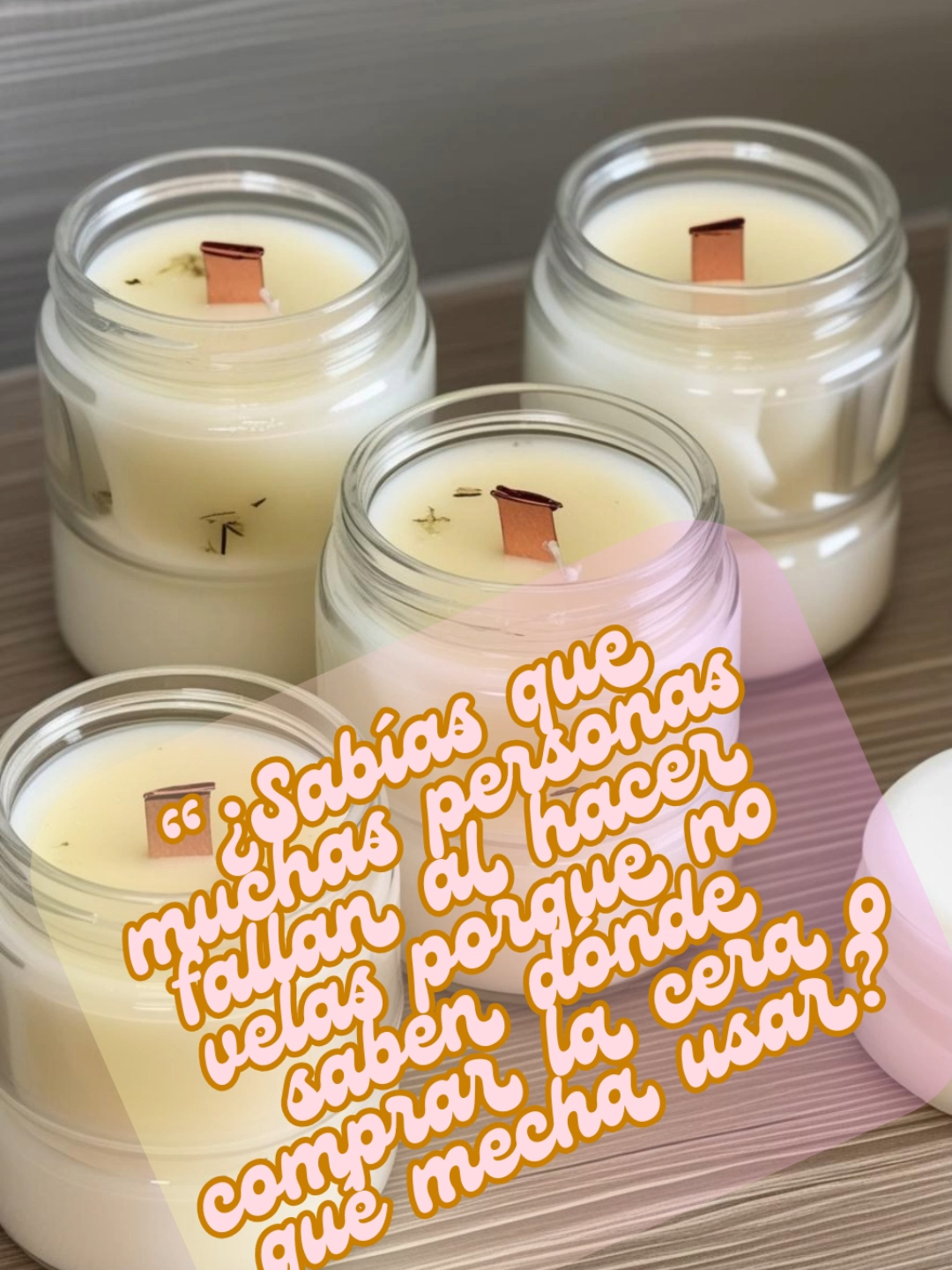 🌙 Emprender con velas artesanales suena increíble… hasta que llega la duda: ¿qué cera elegir?, ¿qué mecha usar?, ¿dónde comprar? En este video te comparto lo básico para que empieces sin miedo. ¿Alguna vez te pasó que quisiste hacer tu primera vela y no sabías ni por dónde arrancar? 🕯 👉 Síguenos y descubre más ideas para crear desde casa. #emprenderdesde0 #dineroextra #negociopropio #emprendedorescreativos #negocioartesanal #velasaromaticas #cursodevelas #jabonesartesanales #hechoamano #aprendecontiktok