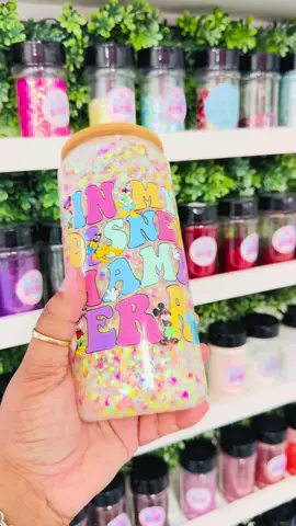 En este curso descubrirás: ✅ Materiales y herramientas necesarias. ✅ Técnicas para lograr el movimiento ideal del glitter. ✅ 6 diferentes técnicas en vasos Snowglobe  ✅ Consejos para sellar y personalizar tu vaso. ✅ Tips exclusivos para evitar burbujas y asegurar mayor durabilidad. ✅ clase grabada por tiempo indefinido  ✅acceso al grupo de apoyo en WhatsApp  Para más información puedes enviarme un DM  Costo del curso $55  Puedes pagar en 4 pagos utilizando AfterPay o Shop pay 💰  🎨 ¡Conviértete en experta en la técnica del glitter suspendido y empieza a crear diseños que todos querrán tener!