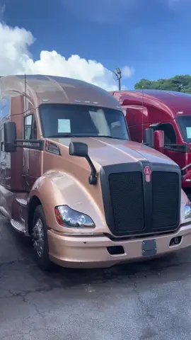 🥂🚛CLASS & VALUE COMBINED!🚛🥂 2018 Kenworth T680 in stunning champagne with Paccar MX-13 and automatic transmission. ✔️581k miles | 💰Only $39,900 Financing available for all credit types! 📍Don't miss this perfect mix of style and savings! 🥂🚛¡CLASE Y VALOR EN UNO!🚛🥂 Kenworth T680 2018 en hermoso color champagne con Paccar MX-13 y transmisión automáica. ✔️581k millas |💰 Solo $39,900 - ¡Financiamiento disponible para todo tipo de crédito! 📍¡No te pierdas esta combinación perfecta de estilo y ahorro! #trucking #trucker #trucktok #kenworth #truckforsale @freightlinerguy