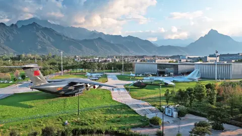 Tại Đại học Công nghiệp Tây Bắc “Những khí tài trọng yếu của TQ vào tận khuôn viên trường: tên lửa Đông Phong, máy bay vận tải Vận-20, máy bay chở khách C919, loạt tiêm kích ‘Jian’, oanh tạc cơ H-6… #daihoccongnghieptaybac #daihoc #trungquoc #quansu #xuhuong 