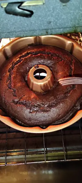 i was short one egg baking my cake 😩#baking #bakingrecipe 