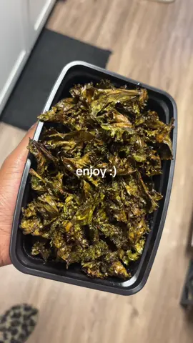 make kale chips with me🥬#kalechips #kalechipsrecipe #foryoupage 
