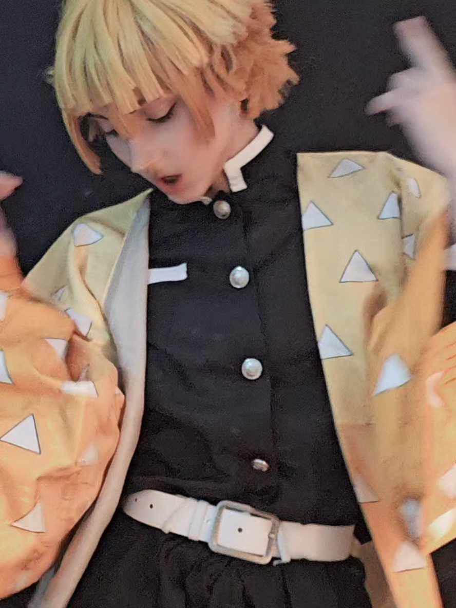 man's floppin #zenitsu#zenitsucosplay#kny#demonslayer#demonslayercosplay#kimetsunoyaiba#cosplay#dance#fyp#viral 