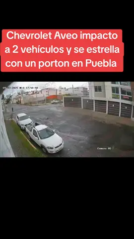 ⛔️Chevrolet Aveo impacto a 2 vehículos estacionados para luego impactar el porton de una cochera de privada 37 sur y 21 Pte en Col. Belisario Domínguez. #AccidenteVial #Puebla #choque 