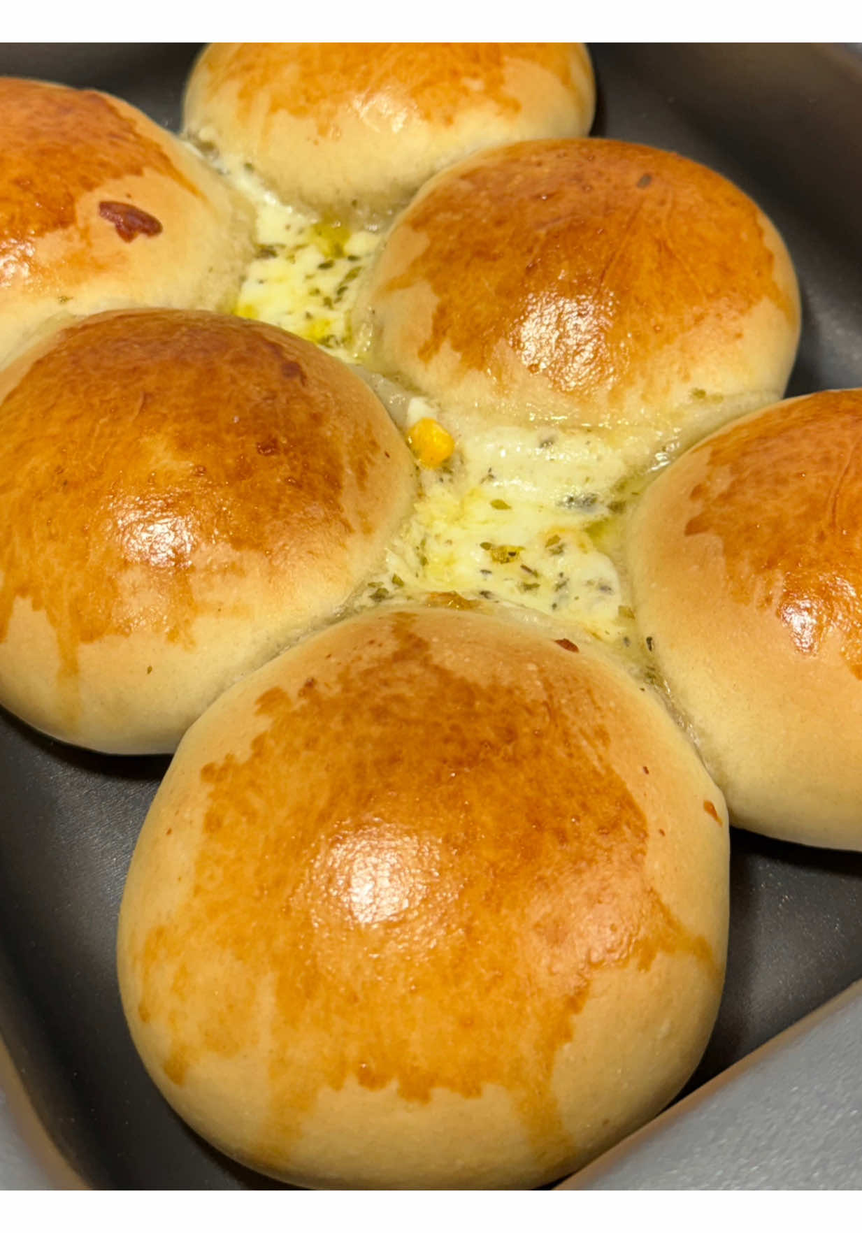 Respondendo a @laurateixeiram_  PÃO COM MASSA ECONÔMICA 😍😍 (Recheio que usei: mussarela, milho e orégano) 👉1 e 1/2 xc de água⁣⁣⁣⁣⁣⁣ morna  👉2 colheres de sopa de açúcar⁣⁣⁣⁣⁣⁣ 👉1/2 colher de sopa de sal⁣⁣⁣⁣⁣⁣ 👉10g de fermento biológico seco⁣⁣⁣⁣⁣⁣ 👉1/2 xc de óleo⁣⁣⁣⁣⁣⁣ 👉500g de farinha de trigo + ou -⁣⁣⁣⁣⁣⁣ ⁣⁣⁣⁣⁣⁣ #paorecheado #pão #pao #paocaseirorecheado #pãocaseiro                                                                                                        