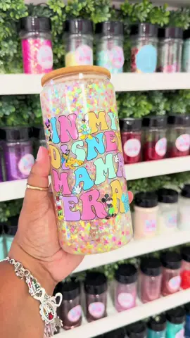 En este curso descubrirás: ✅ Materiales y herramientas necesarias. ✅ Técnicas para lograr el movimiento ideal del glitter. ✅ 6 diferentes técnicas en vasos Snowglobe  ✅ Consejos para sellar y personalizar tu vaso. ✅ Tips exclusivos para evitar burbujas y asegurar mayor durabilidad. ✅ clase grabada por tiempo indefinido  ✅acceso al grupo de apoyo en WhatsApp  Para más información puedes enviarme un DM  Costo del curso $55  Puedes pagar en 4 pagos utilizando AfterPay o Shop pay 💰  🎨 ¡Conviértete en experta en la técnica del glitter suspendido y empieza a crear diseños que todos querrán tener! #VasosSnowglob	#CursoSnowglobe #SnowglobeCups #AprendeConmigo #anadiys 
