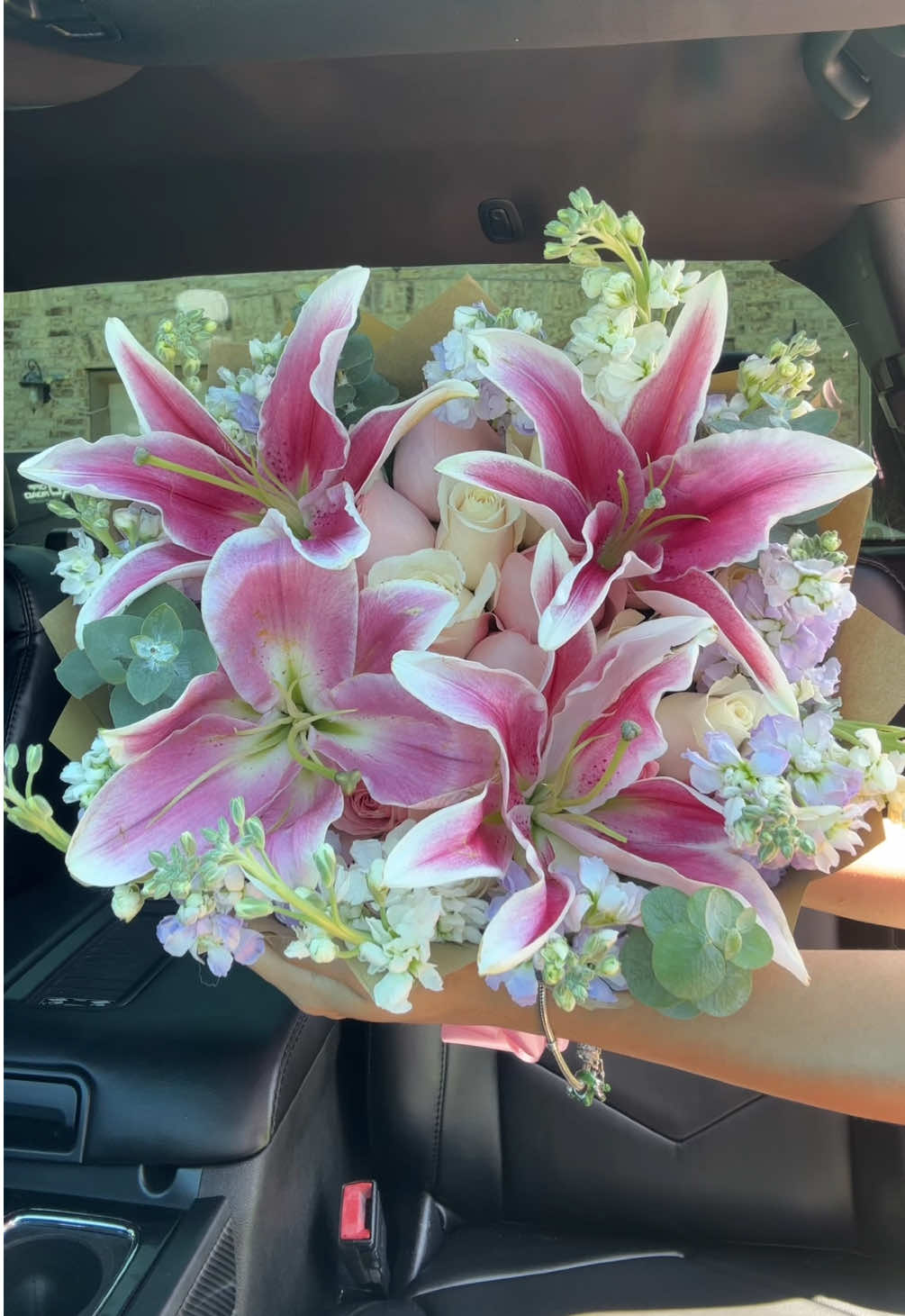 lilies >> insta: isabels_flores #isabelsflores #lirios #lilies #lilybouquet #floristsoftiktok #blooms #hibiscus #gf #flowers #fyp #trending #houstonflorist #girly 