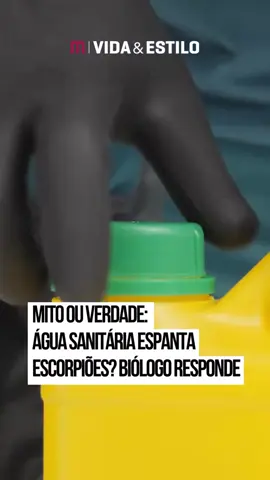 Com a preocupação crescente em relação à presença de escorpiões dentro de casas, muitas pessoas têm recorrido a soluções caseiras na tentativa de espantá-los. Uma das práticas mais comuns é despejar água sanitária nos ralos, com a esperança de manter esses animais afastados. Mas será que a estratégia realmente funciona? De acordo com o biólogo Fabiano Soares, a resposta é clara: não. “Água sanitária em si não afasta escorpiões. Nenhum produto de limpeza tem a capacidade de afastar esses aracnídeos diretamente”, afirma. Segundo o profissional, o que pode acontecer, em alguns casos, é que o cheiro forte do produto desaloje temporariamente os animais. “Se você tem uma infestação e joga água sanitária no esgoto ou ralo, isso pode estressar os escorpiões e fazer com que saiam do esconderijo. Mas isso não significa que o produto seja um repelente.” Fabiano reforça que a limpeza da casa — incluindo o uso da água sanitária e desinfetantes — tem um papel importante, mas de forma indireta. “Manter o ambiente limpo, livre de sujeira, fungos, matéria orgânica, resto de alimentos, é fundamental para não atrair baratas. E, como as baratas são o principal alimento dos escorpiões, ao eliminar uma, você reduz a presença da outra.” Ou seja, jogar água sanitária no ralo não é uma medida eficaz para espantar escorpiões, mas pode ser parte de um conjunto de ações preventivas. A chave está na prevenção e no controle ambiental. #TikTokNotícias